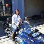 Daniela Aichhorn mit Sohn Luca auf einem Skidoo. Dani danke für die Fotos.