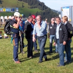 Bergbahnenmitarbeiter mit der Crew des Rettungshubschraubers