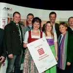 Bei der Auszeichnung v.l.: LR Sepp Schwaiger, Gemeindevertreter Martin Laireiter, Thomas wirnsperger, Elisabeth Gruber, Barbara Pirchner, Hans Rohrmoser - Klausbauer, Margaretha Reichsthaler, Bgm. Hans Rohrmoser