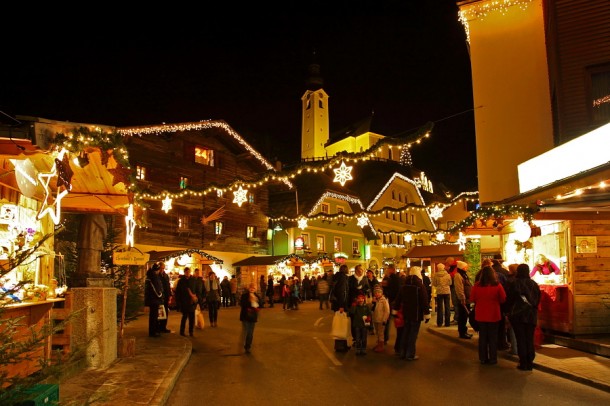 Marktplatz mit neuer Weihnachtsbeleuchtung