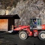 Hütte für Hütte wird sorgsam verladen