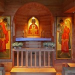 Aigenalmkapelle. Das Altarbild zeigt die Mutter Gottes mit dem Jesuskind, die beiden Seitenbilder die Erzengel Gabriel und Michael.
