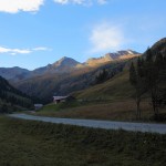 Noch liegt Ruhe über der Hubalm, erst die ersten Bergspitzen haben Sonne