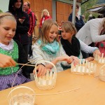 Eifrig sind die Kinder beim Körberlflechten