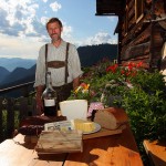 Sebastian Gschwandtl (Maurachalm) bereitet den Nuss-Schnaps nach dem Rezept seiner Mutter mit Nüssen vom eigenen Baum