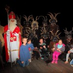 ... und die mutigen Kinder - wahrscheinlich jene mit reinem Gewissen - trauen sich zu den Krampussen