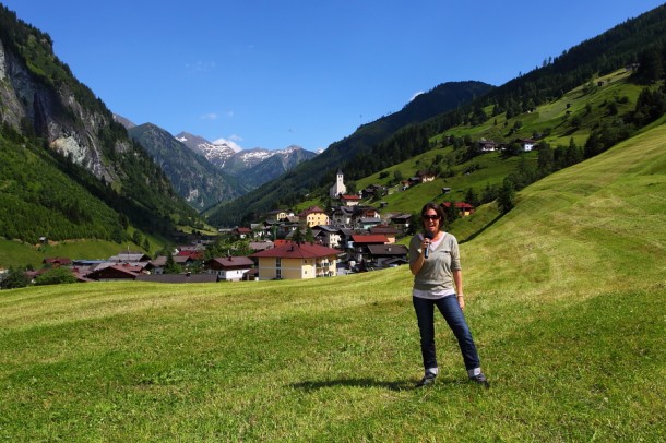 Jasmin bei der Anmoderation: "Hallo und herzlich Willkommen im Bergsteigerdorf Hüttschlag!"