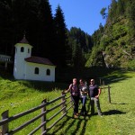 Jasmin und Holger mit Helga Zraunig bei der Wolfaukapelle am Kapellen-Wanderweg