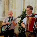 Sorgten spontan für den guten Ton: Bürgermeister Hans Toferer an der Gitarre und meine Wenigkeit