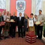 Die Delegationen aus dem Großarltal bei der Auszeichnung mit Genussregions-Obfrau Margaretha Reichsthaler, Landesrat Sepp Eisl und Minister Niki Berlakovich