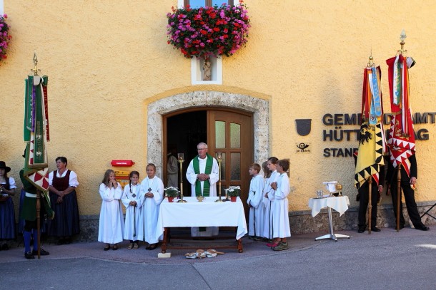 Festgottesdienst vor dem Gemeindeamt