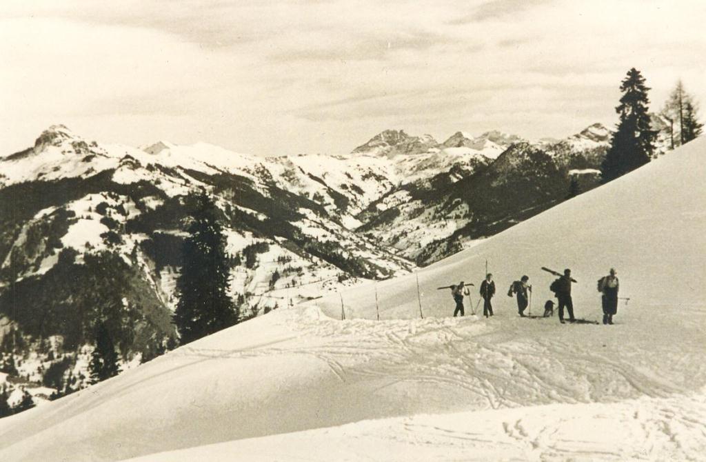 Gäste und Träger bei der Anreise in unser "Ur-Skigebiet" Bergland ca. im Jahr 1950