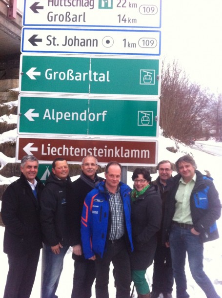 Vor einem Teil des neuen Beschilderungssystems nach Alpendorf und ins Großarltal (vlnr): Peter Hettegger (Geschäftsführer Großarler Bergbahnen), Wolfgang Hettegger (Geschäftsführer Alpendorf Bergbahnen), Günther Mitterer (Bgm. St. Johann), Josef Gruber (Geschäftsführer Großarler Bergbahnen), Margarete Seidl (Bewilligungsbehörde BH St. Johann), Erwin Viehhauser (Stadtgemeinde St. Johann), Robert Zembacher (Alpendorf Bergbahnen)