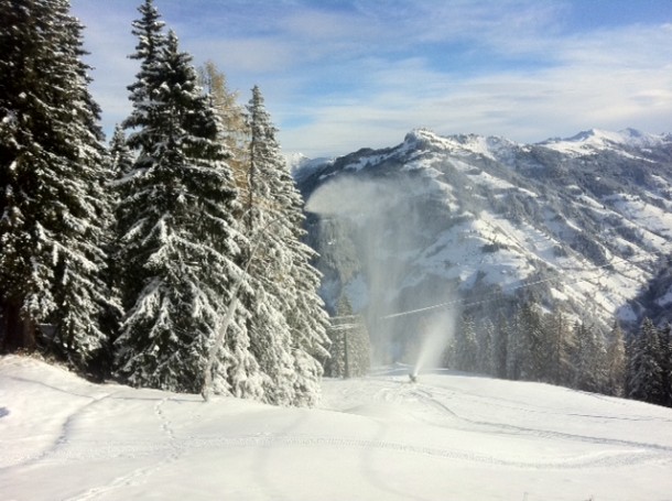 Schneeerzeugung im Großarltal - dahinter der Saukarkopf