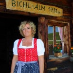 Auch auf der Alm wird das Dirndl gern getragen und gesehen