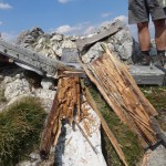 Das alte Kreuz war von Wind und Wetter gezeichnet