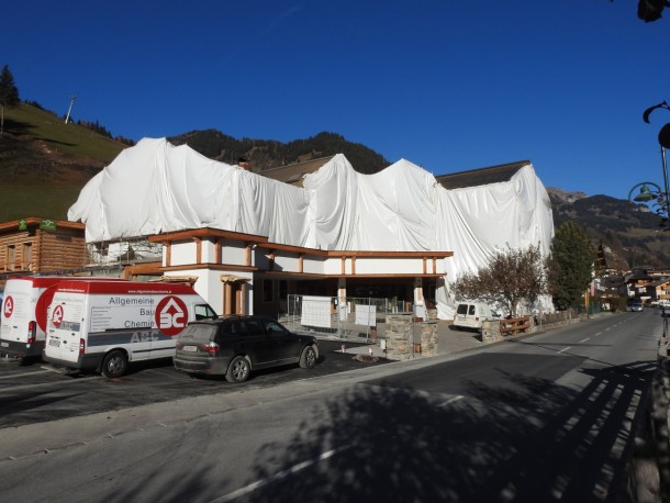 Hier war nicht Verpackungskünstler Christo am Werk. Nein, das Hotel wurde eingepackt und das Holz sandgestrahlt.