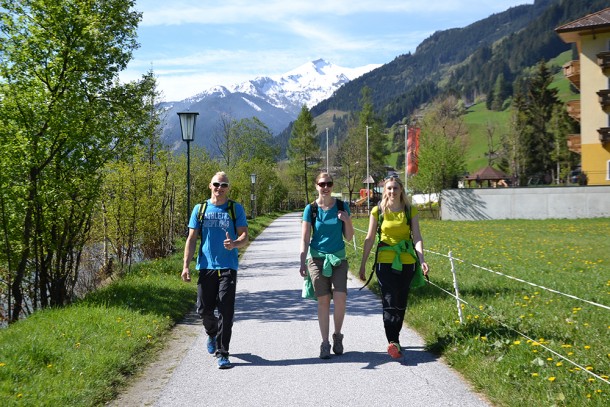 Auf geht's! Mit flotten Schritten bringen wir unseren Kreislauf in Schwung.