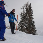 Die Sprengmeister - Betriebsleiter und Pistenchef der Großarler Bergbahnen bereiten eine Lawinensprenung vor - der Sprengstoff wird mit dem roten Seil in den Hang gelassen