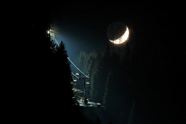 Der Mond und die Scheinwerfer der Panoramabahn strahlen um die Wette