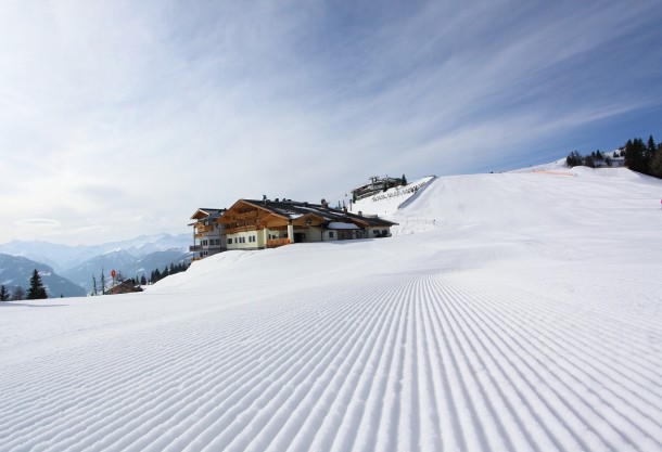 Blick hinüber zur Panoramastubn und hinauf zur Panoramabahn-Bergstation