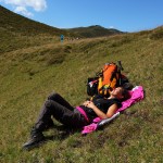 Diese Wanderin zieht ein Sonnenbad dem Gipfelweg ihrer Kollegen vor.