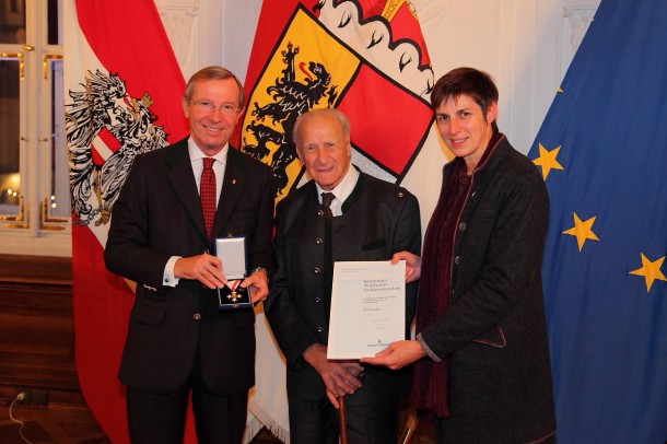 Anton Knapp (Mitte) bei der Verleihung des Tourismus-Verdienstzeichen des Landes Salzburg mit Landeshauptmann Dr. Haslauer und Landeshauptmann-Stellvertreterin Dr. Rössler