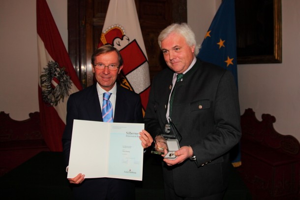 Landeshauptmann-Stellvertreter Dr. Wilfried Haslauer (li.) und Franz Zraunig bei der Ehrenzeichenüberreichung.