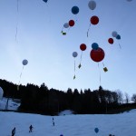 Ballons tragen die Botschaften fort
