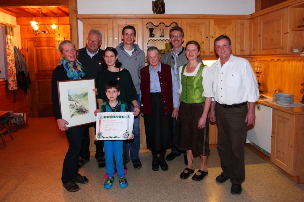 V.l.n.r.: Margit und Gerhard Binder, Sarah und Andreas Binder mit Fabio, Altbäuerin Maria Gruber, Thomas Wirnsperger (TVB), Greti und Rupert Gruber (Reitbauer)