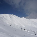 Ein wunderschöner Tag mit Neuschnee - die Skiabfahrten sind nun schon lawinensicher, auf dem Bild sind die Lawinenauslösungen erkennbar