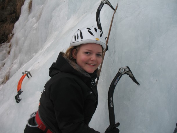 Eisklettern am gesicherten Eis-Kletterfels