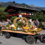 Erntewagen vor dem Kreuzberghof