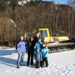 Familie vor dem Pistenbully