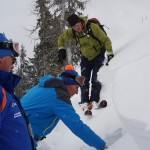 Feststellung der Schwachschicht in der Schneedecke - auf dieser Schicht bricht dann der Hang und es kommt zur Lawine