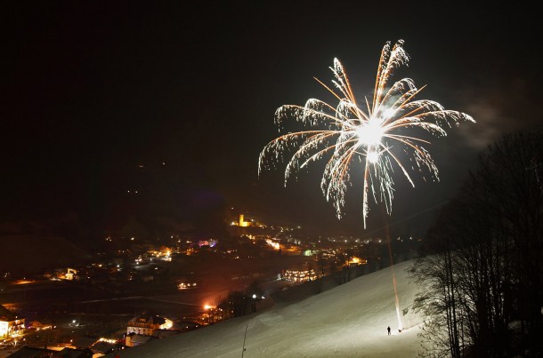 Feuerwerk bei Fackellauf von Intersport Lackner.