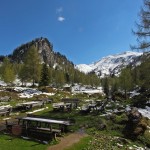 Blick von der Filzmoosalm auf die noch schneebedeckten Rastplätze und zum Filzmooshörndl