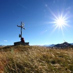 Hier strahlt das "Sonnenkreuz" mit der echten Sonne um die Wette