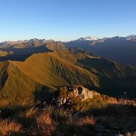 Das späte Sonnenlicht verleiht der Landschaft besonders weiche Farben