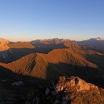 Letzte Sonnenstrahlen tunken selbst die grünen Grasberge in helles Rot. Rechts hinten die Hochalmspitz