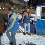 Unsere treuen Mitarbeiter Albert und Manfred bei den letzten Arbeiten am Übungslift