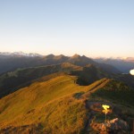 Erste Sonnenstrahlen am Gipfelkreuz