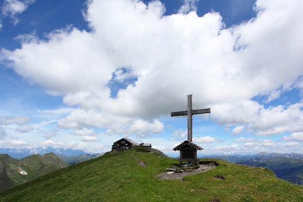 Gamskarkogel mit Gipfelkreuz und Gamskargogel-Hütte