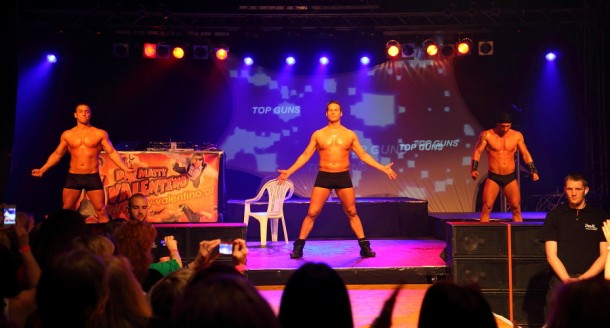 Menstrip-Show mit den TOP GUNS