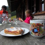 Verdient: Stärkung an der Aigenalm - Mandlhütte