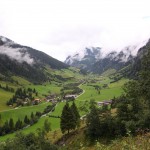 Am Weg zur Kreealm der Blick hinab ins Tal