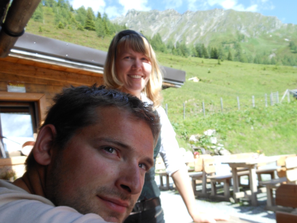 Hirter Rupert und Sennerin Eva von der Glettenalm in Hüttschlag - die "Gletten" ist ein wahnsinns schönes Almgebiet und durch die drei Berge "Kreuzeck", "Klingspitz" und "Hirzegg" eingerahmt! Hirter Rupert und Sennerin Eva von der Glettenalm in Hüttschlag - die "Gletten" ist ein wahnsinns schönes Almgebiet und durch die drei Berge "Kreuzeck", "Klingspitz" und "Hirzegg" eingerahmt!