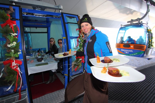 Tina Neudegger vom Hotel Nesslerhof serviert das Gondeldinner