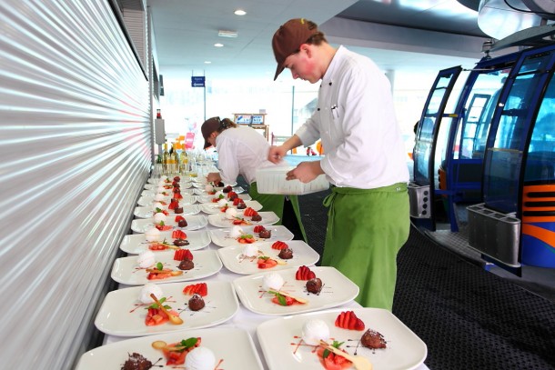 Die Desserts für das "Gondel-Dinner" werden bereitet