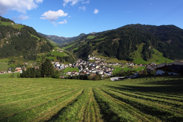 Juli 2014: Blick auf Großarl über die frisch gemähten Wiesen beim Aigenbauer